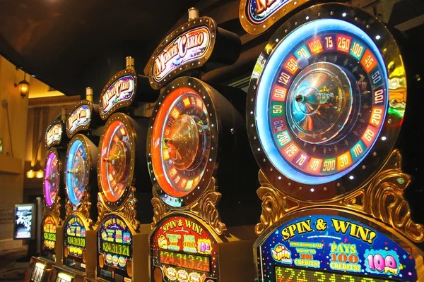Live dealer at Captain's Bounty table on mpo7788, showing card deal and player interface